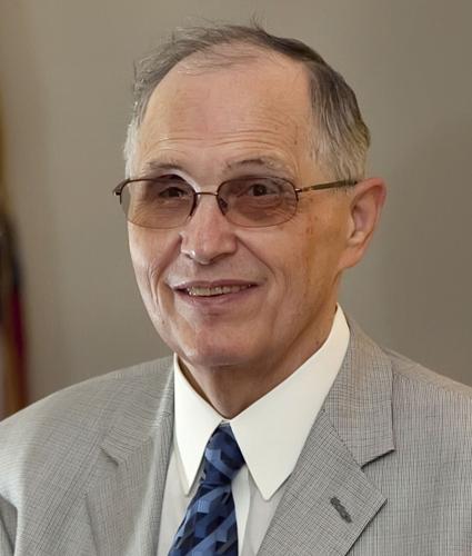 Lewis and Clark Community College's longest running trustee, Robert L. Watson, died Saturday, Jan. 11, 2025, surrounded by his family, at the age of 87.